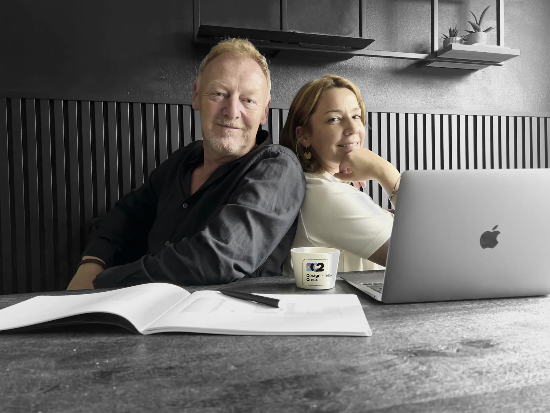 Julia und Tom als Ansprechpartner im Kontaktbereich