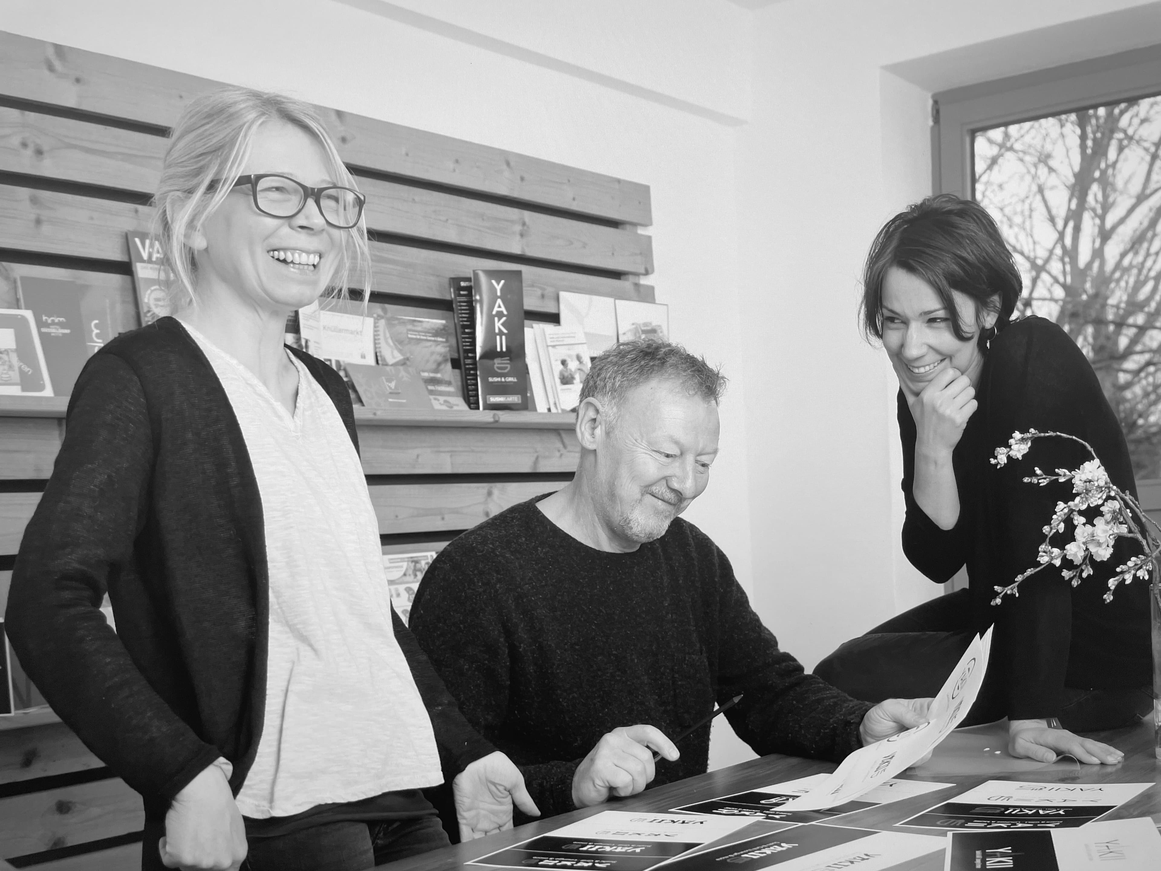 Julia und Tom im gemeinsamen Agenturalltag