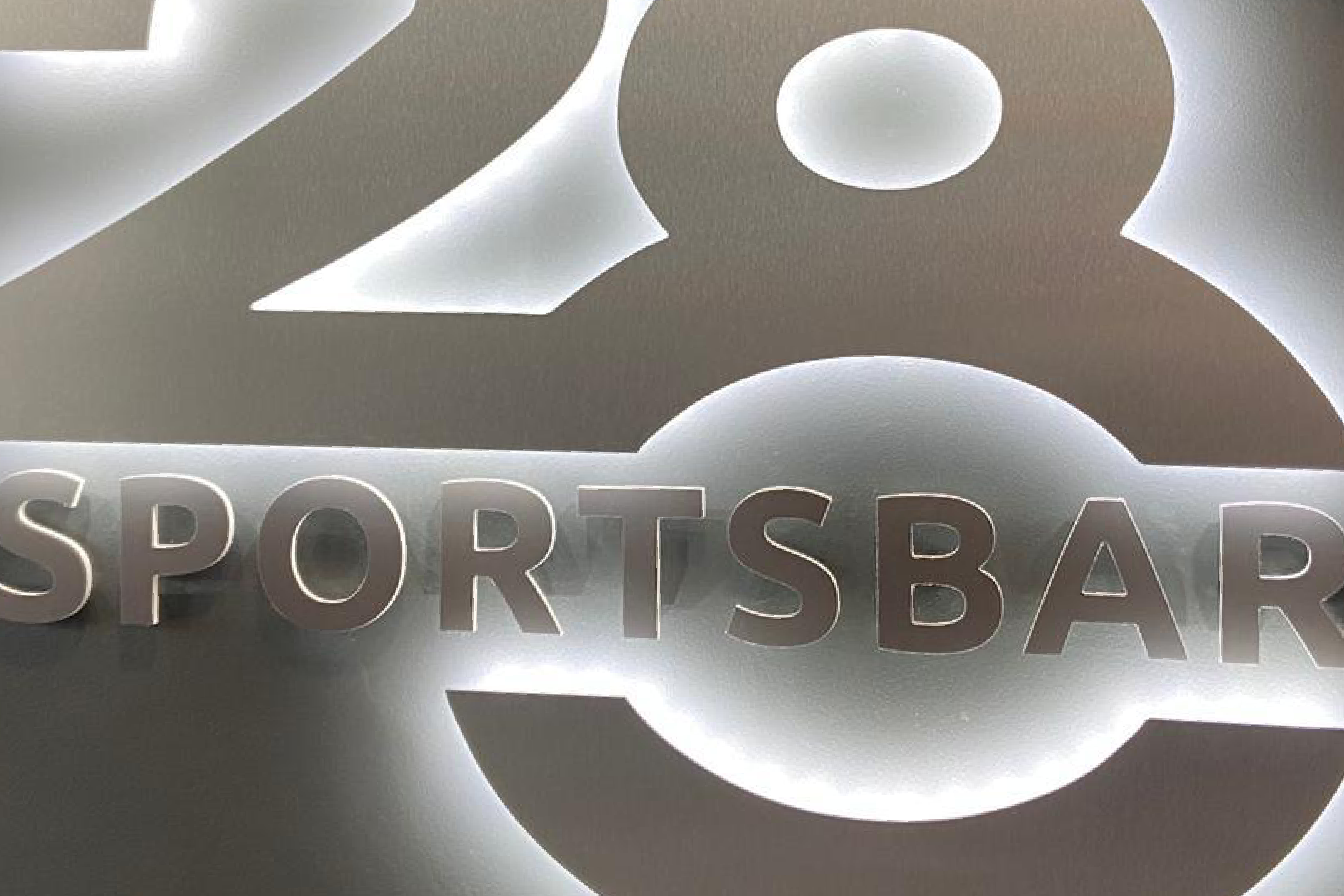 Sportsbar im XXL Sportcenter Duisburg mit beleuchtetem Tresen und Gastraum