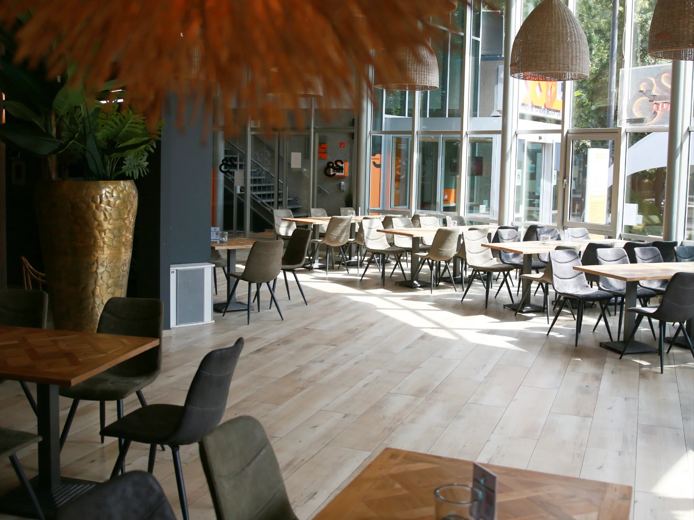 Sportsbar und Gastraum mit Blick auf Theke und Sitzbereiche